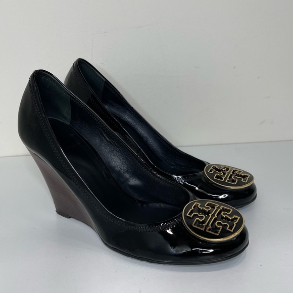 Tory Burch Patented Leather Sophie Wedge Heels Shoes quiet luxury Logo - Picture 1 of 10